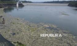 In Picture: Tumpukan Sampah Cemari Kawasan Bendungan Leuwikeris