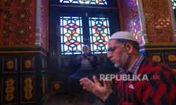 Umat ​​​​Muslim Kashmir berdoa di dekat makam tokoh sufi Sheikh Abdul Qadir Jaelani pada 23 Maret 2023.