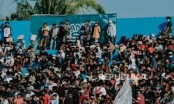 Penonton memadati tribun stadion saat pertandingan sepak bola putra PON Papua antara tim Papua melawan tim Sumatra Utara di Stadion Mandala, Kota Jayapura, Papua, Ahad (10/10). Meski dalam kondisi pandemi Covid-19 sejumlah penonton terpantau memadati area tribun. 