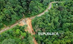 In Picture: Penampakan Jalan Cipanas-Citorek yang Terputus Akibat Longsor