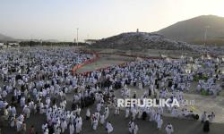 Umat muslim berkumpul di Jabal Rahmah untuk melaksanakan wukuf saat puncak ibadah haji di Arafah, Mekkah, Arab Saudi, Selasa (26/5/2026). Jutaan umat muslim melaksanakan wukuf di Arafah sebagai puncak dari pelaksanaan ibadah Haji.