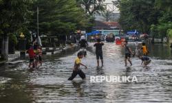 In Picture: Hujan Deras, Kawasan Permukiman di Rangkasbitung Terendam Banjir