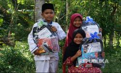 In Picture: PT Legalitas Indo Utama Gandeng Dompet Dhuafa Salurkan Ratusan School Kit di Lebak