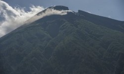 PVMBG: Gunung Ibu Erupsi Lontarkan Abu Setinggi 800 Meter
