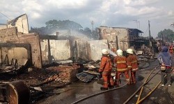 Perumahan Padat Penduduk di Tebet Kebakaran, 24 Damkar Dikerahkan