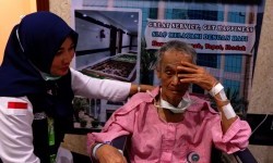 Petugas kesehatan memberi pendampingan kepada pasien Andi (89), calon haji asal Makassar yang menderita demensia di Rumah Sakit KKHI Mekkah, Arab Saudi, Minggu (21/7/2019). 