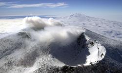 Erebus, Gunung Berapi Aktif di Antartika Mengeluarkan Emas Setiap Hari