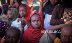 Seorang wanita yang melarikan diri dari el-Fasher, setelah pasukan paramiliter Sudan membunuh ratusan orang di wilayah barat Darfur, beristirahat di sebuah kamp di Tawila, Sudan, 31 Oktober 2025. 