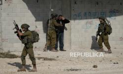 Tentara Israel menangkap warga Palestina yang hendak kembali ke rumah mereka di kamp pengungsi Nur Shams di kota Tulkarem, Tepi Barat, pada Selasa, 18 November 2025.
