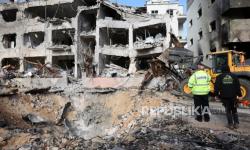 Personel layanan darurat memeriksa kerusakan di lokasi sebuah bangunan yang terkena rudal Iran di Tel Aviv, Israel, 1 Maret 2026.