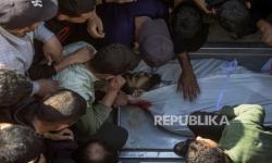 Warga Palestina berduka di samping jenazah Salah Al Shinbari saat pemakaman di Rumah Sakit Al Shifa di Kota Gaza, Jalur Gaza, 28 April 2026.