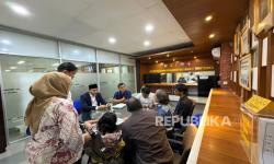 Staf Khusus Menteri Agama RI, Gugun Gumilar, mendampingi Amanda Andono dan keluarga, korban penganiayaan, mendatangi Polda Metro Jaya, Kamis (8/10/2026). Pendampingan ini dilakukan sebagai bagian dari upaya memberikan pelayanan kepada masyarakat atas peristiwa yang terjadi dalam rangkaian kegiatan Maulid Nabi di Pondok Pinang, Jakarta Selatan, beberapa waktu lalu.