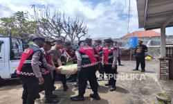 Polisi Bantu Warga Terdampak Banjir Rob Eretan 