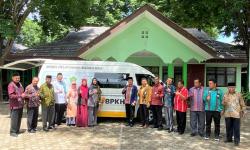 BPKH dan LAZISNU PBNU Serahkan Mobil Pelayanan Jamaah Haji ke Kanwil Kemenag NTT