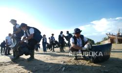 Relawan Bakti BUMN Sapu Bersih Sampah di Pantai Lampu Satu Merauke