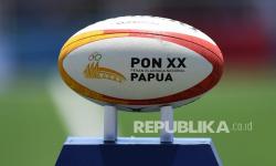 Bola Rugby 7s dengan logo PON XX Papua yang digunakan saat pertandingan penyisihan Rugby 7s putra PON Papua di Lapangan Rugby AURI, Kabupaten Jayapura, Papua, Selasa (12/10/2021). 