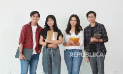 Semarak HUT ke-80 RI, 80 Pendaftar Pertama Cyber University Dapat Jaket Varsity Eksklusif