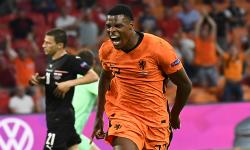 Denzel Dumfries dari Belanda melakukan selebrasi usai mencetak gol kedua timnya pada pertandingan babak penyisihan grup C UEFA EURO 2020 antara Belanda dan Austria di Amsterdam, Belanda, 17 Juni 2021.