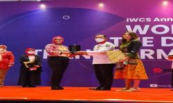  BSSN dan IWCS Anugerahi Sri Safitri Women in Cyber Security Leader 2022