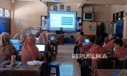 Kolaborasi Cerdas! Dosen UBSI Kenalkan AI untuk Penulisan Artikel di SMPN 1 Cilongok