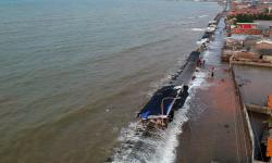 Banjir Rob, Ribuan Pekerja Pabrik Pelabuhan Tanjung Emas Berlarian Menyelamatkan Diri