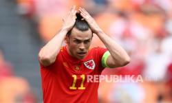 Gareth Bale dari Wales menata rambutnya saat pertandingan babak 16 besar Piala Eropa 2020 antara Wales dan Denmark di Johan Cruyff ArenA di Amsterdam, Belanda, Sabtu (26/6).