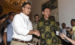 Anies dan Ahok Duduk Bareng di Balai Kota Jakarta