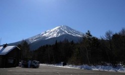 Jepang Berencana Pasang Jaring Penghalang di Salah Satu Spot Berlatar Gunung Fuji