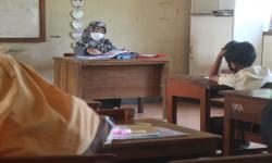 Guru mengajar Pembelajaran Tatap Muka Terbatas (PTMT) di Madrasah Ibtidaiyah (MI) Al-Ishlah Kota Bekasi.