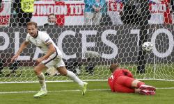 Harry Kane (kiri) dari Inggris merayakan keunggulan 2-0 selama pertandingan sepak bola babak 16 besar UEFA EURO 2020 antara Inggris dan Jerman di London, Inggris, 29 Juni 2021.