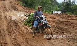 BPBD Alami Kendala Evakuasi Material Longsor yang Tutup Akses Jalan di Bandung Barat