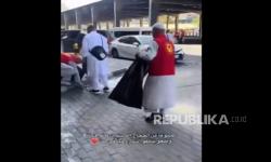 Aksi Jamaah Haji China Menuai Pujian di Jagat Maya, Ini yang Mereka Lakukan di Jalanan Makkah 
