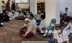 Ikuti Imbauan, Jamaah Haji Lansia Sholat Jumat di Masjid Sekitar Hotel 