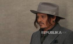 30 Tahun Absen, Johnny Depp <em>Comeback</em> ke Paris Fashion Week, Dicuekin Charlize Theron?