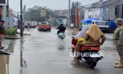 Bekasi Dikepung Banjir Hebat, Warga: Sudah Ditinggiin Masih Masuk Rumah