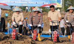 Kapolri Didampingi Mentan dan Titiek Soeharto Tanam Bibit Jagung Sejuta Hektare
