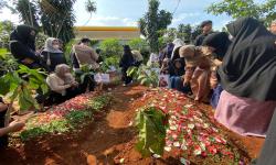 Pemakaman Jenazah Kecelakaan SMK Lingga Kencana Selesai, Siswa Masih Padati Makam