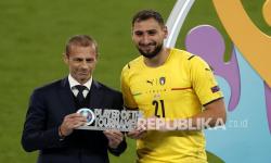 Kiper timnas Italia Gianluigi Donnarumma menerima penghargaan Pemain Terbaik Turnamen dari Presiden UEFA Aleksander Ceferin setelah final Euro 2020 antara Italia dan Inggris di London, Inggris, Senin (12/7) dini hari WIB.