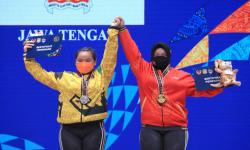 Lifter putri Jawa Tengah, Diah Ayu P (kanan) pemenang medali emas kelas 76 kg total angkatan 215 kg dan Lampung, Fena Yulian (kiri) medali perak total angkatan 197 kg cabor angkat besi putri PON XX Papua di Auditorium Universitas Cendrawasih Jayapura, Jumat (8/10/2021). 