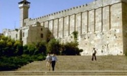 Pasukan Israel Serbu Masjid Ibrahimi di Hebron, Larang Berkumandangnya Adzan