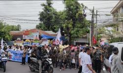 Jelang Kepulangannya Ke Solo, Masyarakat Padati Sekitar Kediamannya Jokowi