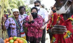 Kemensos Beri Bantuan Sepeda Listrik dan Lumbung Sosial di Puncak Jaya