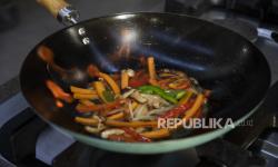 Paparan Asap Minyak Goreng Berisiko Picu Kanker Paru Wanita, Kata Pakar