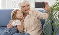 Ikut Mengasuh, Kakek dan Nenek Perlu Sesuaikan Pendekatan Mengikuti Usia Cucu