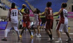  Pebasket putri Indonesia Jacklien Ibo (kedua kiri).