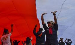 Bendera Raksasa Dibentangkan di Pulau Gili Ketapang Probolinggo