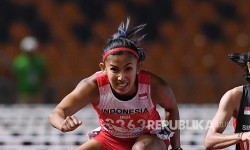 Pelari Indonesia Emilia Nova (kedua kanan) melompati rintangan Lomba Lari Gawang 100 Meter Putri SEA Games ke-30 di Stadion Atletik New Clark, Filipina, Senin (9/12)