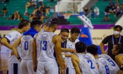 Pelatih tim basket 5x5 putra Jawa Barat Ricky Gunawan memberikan instruksi.