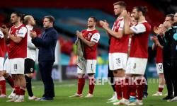 Pemain Austria Marko Arnautovic, tengah, terlihat kecewa di samping rekan satu timnya setelah kalah dalam pertandingan babak 16 besar kejuaraan sepak bola Euro 2020 antara Italia dan Austria di stadion Wembley di London, Ahad (27/6) dini hari WIB.