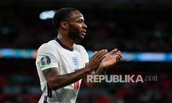 Pemain Inggris Raheem Sterling memberikan tepuk tangan kepada para penggemar saat ia meninggalkan lapangan setelah diganti pada pertandingan grup D kejuaraan sepak bola Euro 2020 antara Republik Ceko dan Inggris di stadion Wembley di London, Rabu (23/6) dini hari WIB.